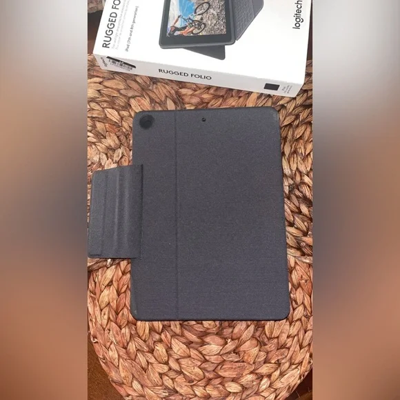 Logitech Rugged Folio Keyboard Case for Apple iPad 7th & 8th Generation - Picture 10 of 13